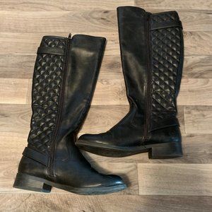 BLACK BOOT WITH FULL ZIP SIZE 7.5 EUC